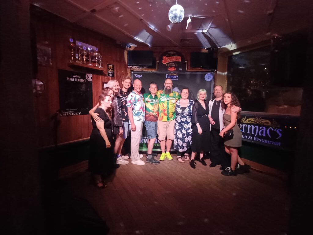 11 Menschen stehen auf der Bühne der deutschen Karaokemeisterschaft